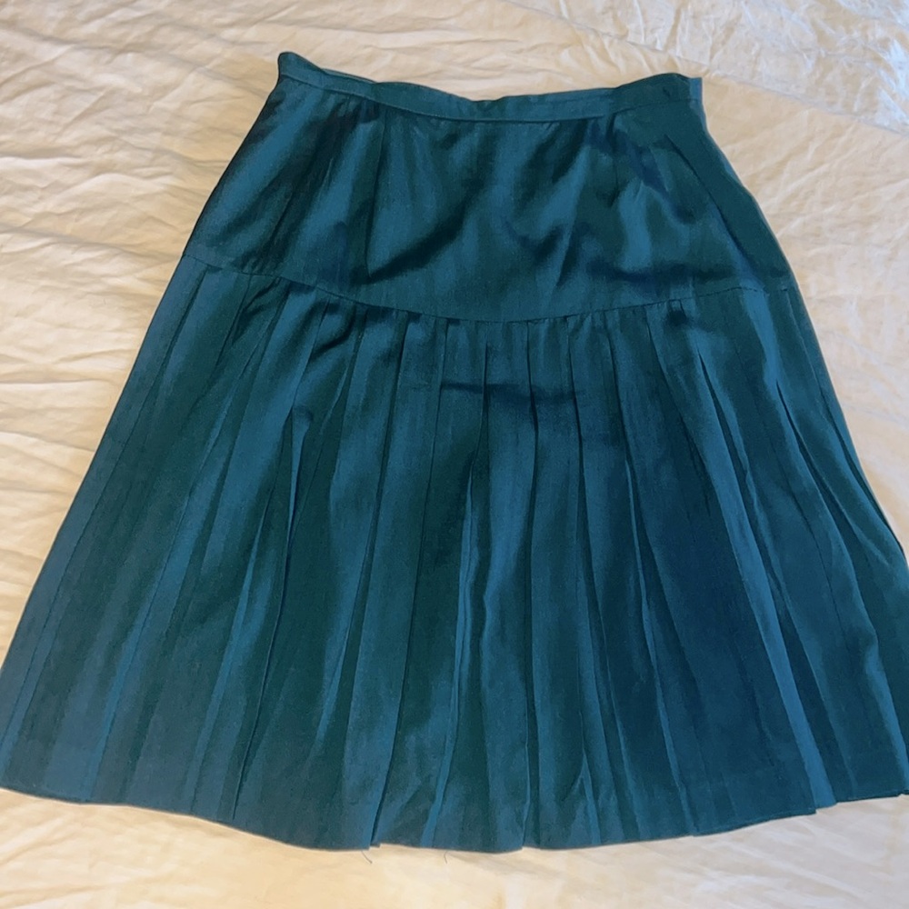 Adorable hunter green pleated midi skirt by Sassco. Size 16